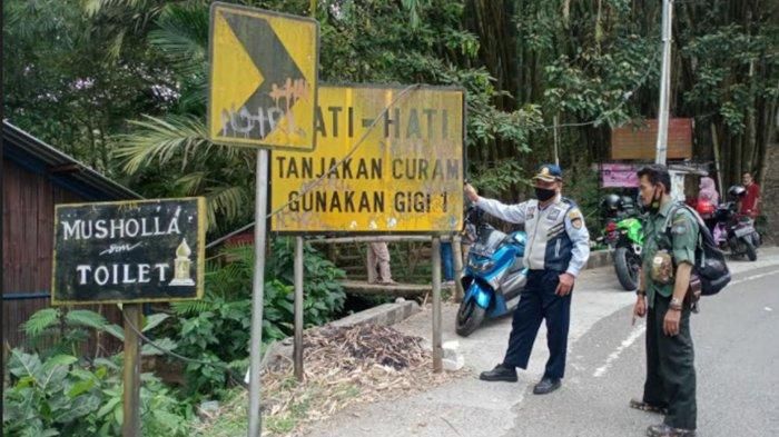 Dishub Jatim bersama KNKT saat meninjau jalur ekstrem Cangar-Pacet, Sabtu (16/10/2021) 