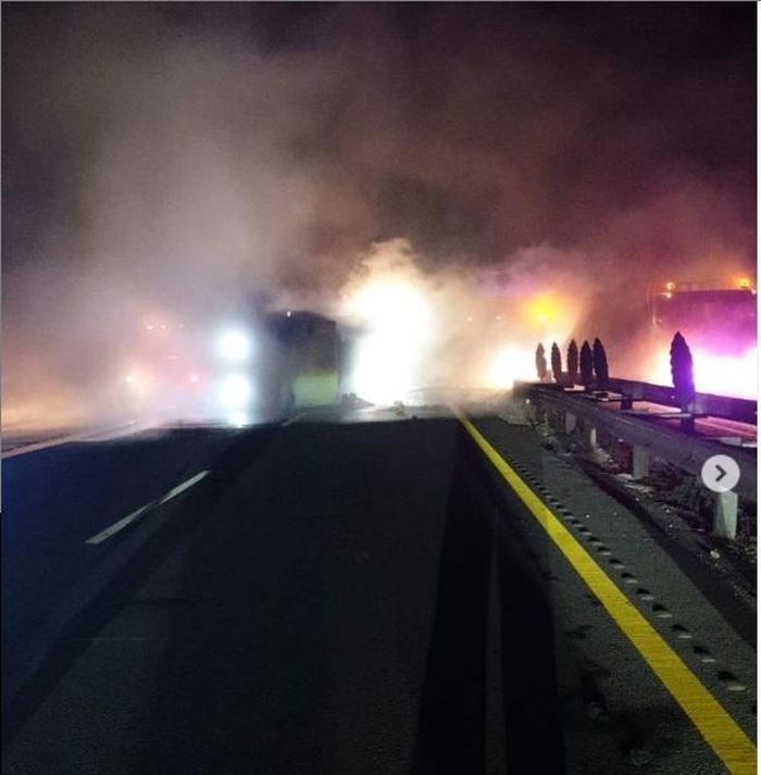 Suasana mencekam akibat kepulan asap kimia yang diangkut truk tangki terlibat laka beruntun di tol Tangerang-Merak