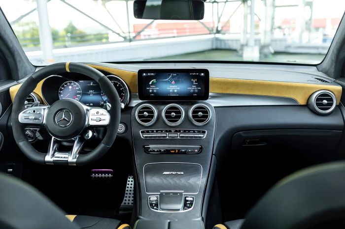 Tampilan kabin Mercedes-AMG GLC 63 S berlabel Manhart GLR 700