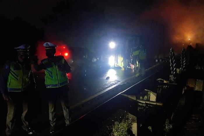Kecelakaan maut truk tangki kimia, Honda Brio dan bus PO Pelangi tol Tangerang-Merak