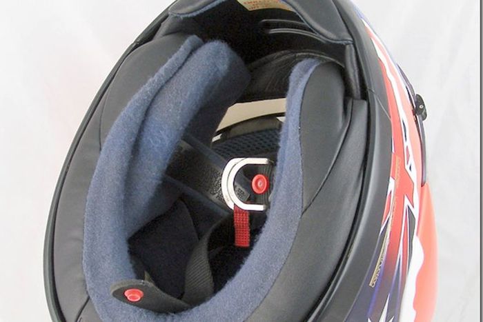 Model pengait helm double D ring, dianggap paling aman. Model ini digunakan para pebalap.(whitedogbikes.com)