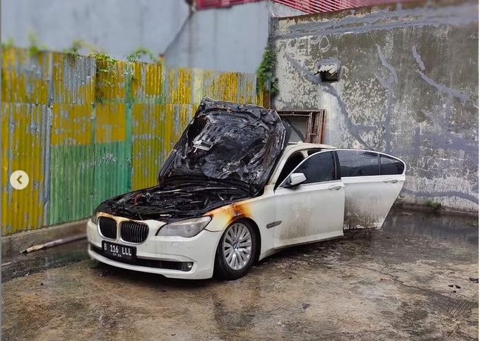Kondisi BMW 730Li usai terbakar