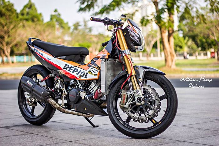 Mesinnya dipasangi silinder CBR, radiator besar dan knalpot MIVV