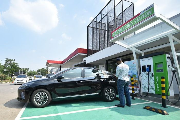 Ilustrasi SPKLU Pertamina di sebuah SPBU di Lenteng Agung.(Dok. Pertamina) 