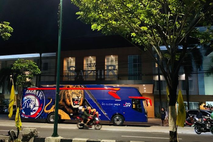 Bus Arema FC yang baru saja diserang segerombolan orang tidak dikenal di depan Hotel New Saphir Yogyakarta, Rabu (20/10/2021) malam. (KOMPAS.com/Suci Rahayu) 