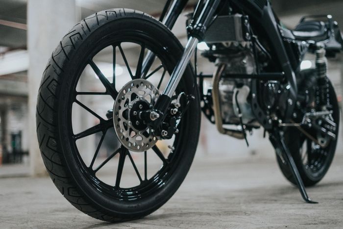 Pelek dibikin manual model bintang ukuran depan 21 inci dengan lebar 2.15 inci dan belakang 18 inci berprofil 3.00 inci