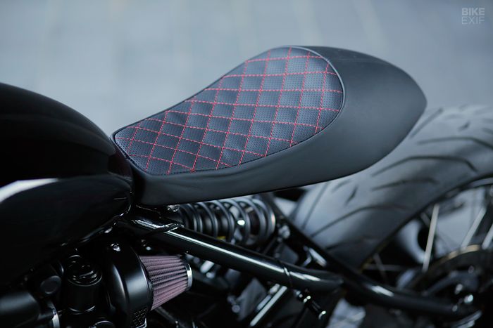 Subframe dirombak dan dipasangi jok kustom khas cafe racer