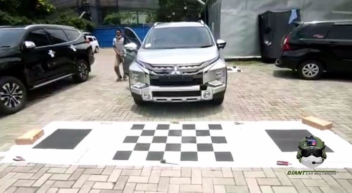 Porses kalibrasi pemasangan kamera 360 derajat di mobil