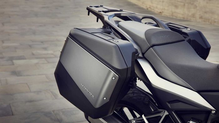 Honda NT1100 dilengkapi aksesori pannier