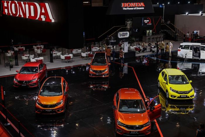 Pengunjung melihat mobil-mobil yang dipamerkan pada pembukaan IIMS Hybrid 2021 di JiExpo Kemayoran, Jakarta Utara  (KOMPAS.com/GARRY LOTULUNG)