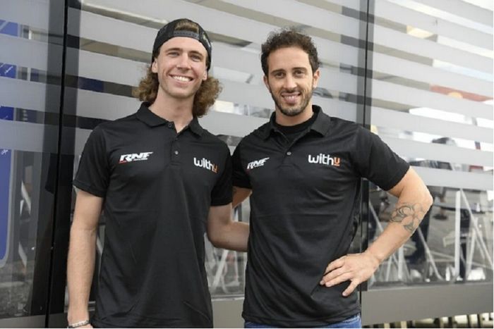 Pembalap Moto3 Darryn Binder (kiri) dan Andrea Dovizioso akan berduet di RNF Racing pada MotoGP 2022.