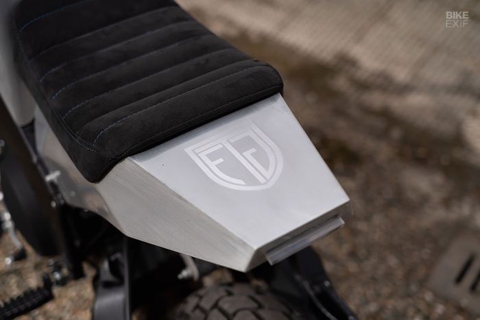 Buntut kustom berbahan aluminium yang dilengkapi stoplamp mungil dan jok elegan