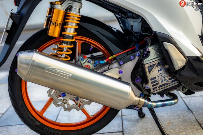 Sektor mesin mendapatkan exhaust system LeoVince 4Road