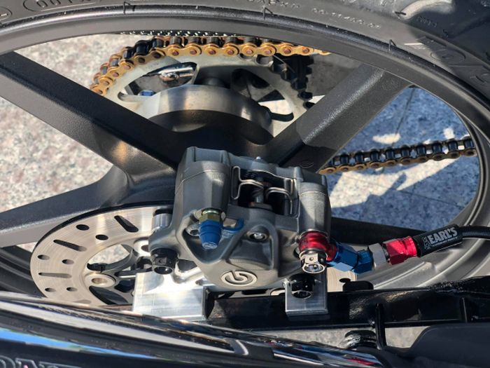 Rem belakang juga mengandalkan kaliper Brembo dua piston