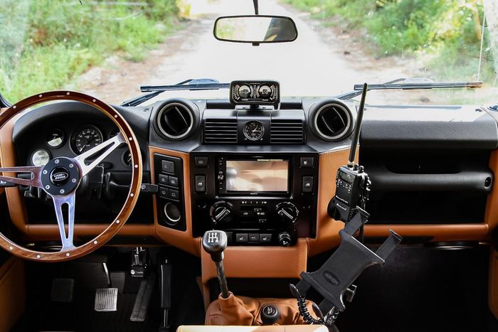 Tampilan interior restomod Land Rover Defender D110
