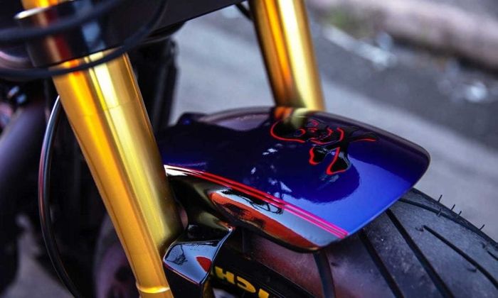 Garpu depan diganti dengan milik Suzuki GSX-R