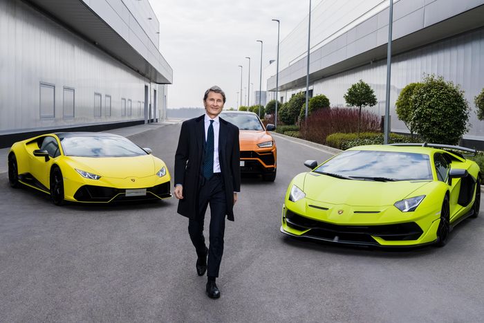 Direktur sekaligus CEO Lamborghini, Stephan Winkelmann di depan tiga model supercar Lamborghini