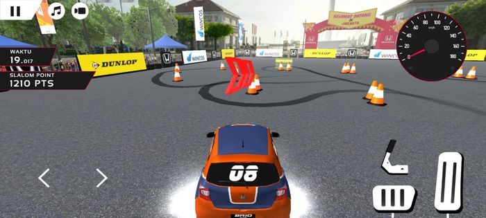Peserta Brio Virtual Drift Challenge 2, mengikuti tanda panah yang sudah ada