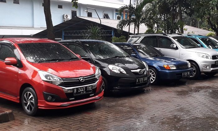 Parkir mobil saat hujan