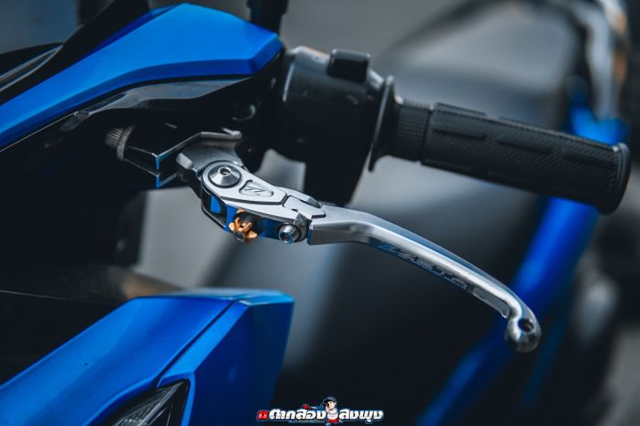 Tuas rem belakang turut diganti dengan produk Zeta