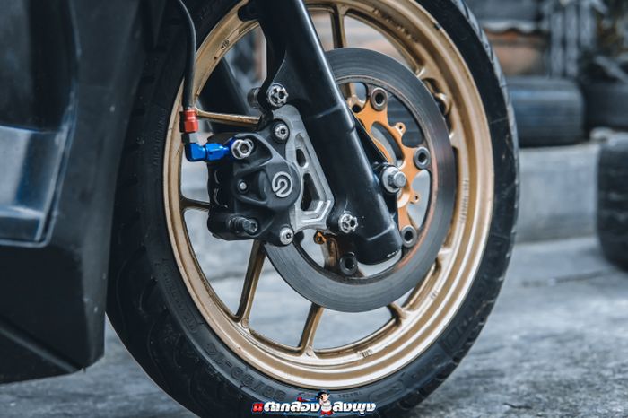 Kaki depannya mendapatkan pengereman baru