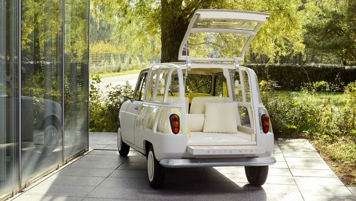 Renault Suite No. 4 menampilkan interior kanopi yang berisi bantal.