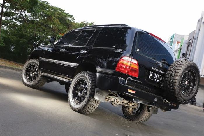 Land Cruiser 105 series milik Roma Autosport, tampak belakang