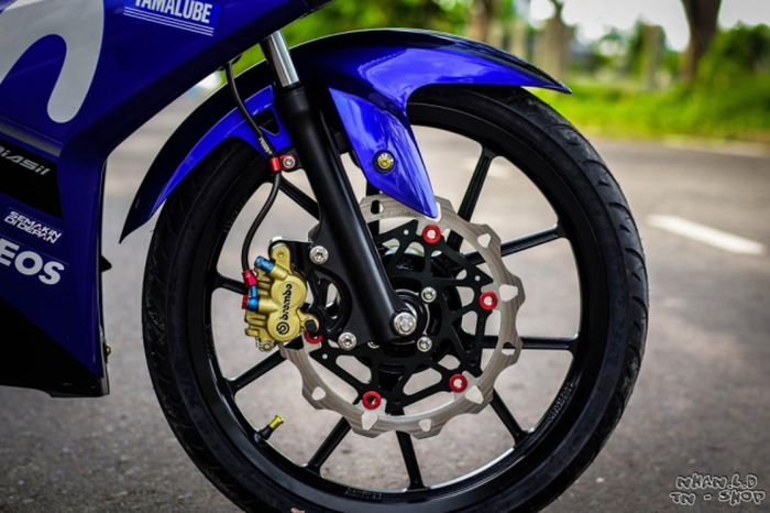 Pelek diganti produk Daytona dan pengereman mengandalkan Brembo dan Braketech