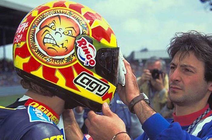 Valentino Rossi kala tahun 1998-199 menggunakan AGV X Vent