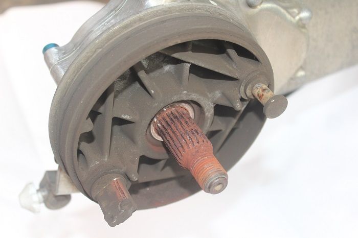 ilustrasi karat pada as roda motor matic