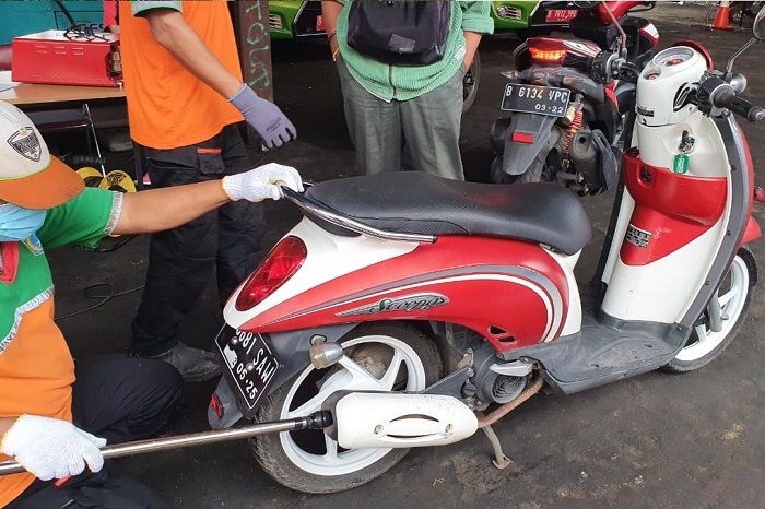 Ilustrasi uji emisi. Trik ampuh lulus uji emisi motor di DKI Jakarta, pemotor pasti aman dari tilang polisi.