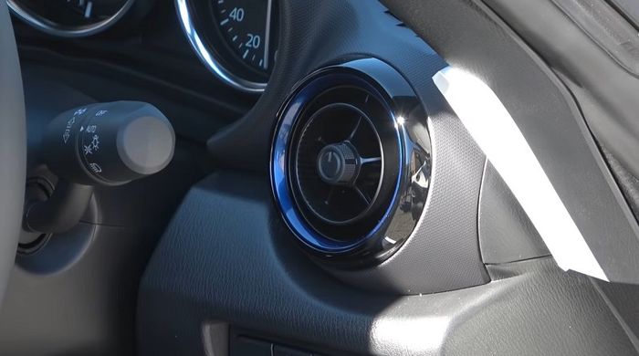 Kisi-kisi AC dikemas dengan sisipan aksen biru