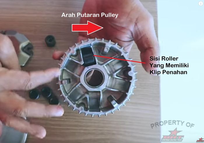 Pastikan sisi dinding roller yang memiliki klip searah dengan arah putaran pulley