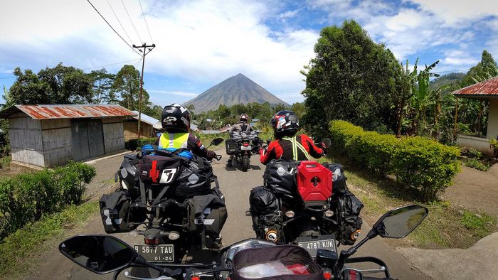 Empat bikers Komunitas M8 Nusantara melakukan touring kelilling Indonesia menggunakan motor dengan tema 'Identitas Indonesia'.