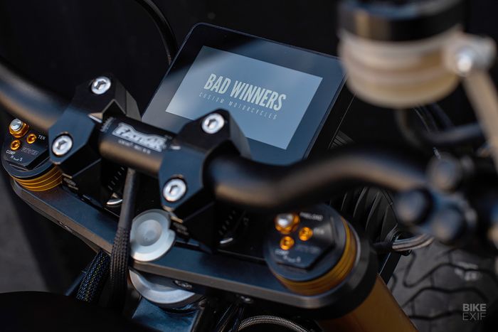 Kokpit kini dipasangi dengan panel instrumen digital kustom