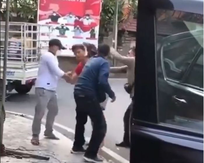 Rekaman saat pembeli Kijang Innova Murah diseret dan dipukuli penjual yang ternyata modus rampok di Denpasar, Bali