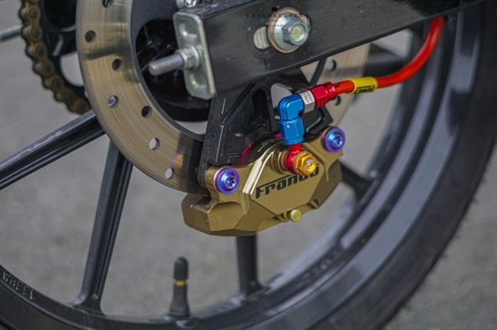 Rem belakang memakai kaliper Frando dan master rem Brembo
