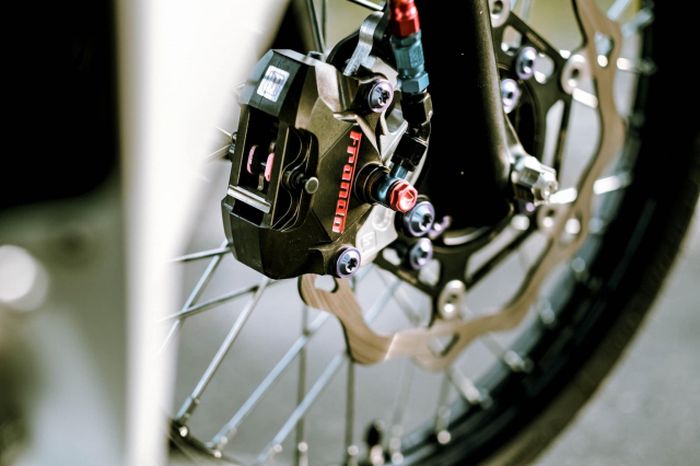 Pelek diganti dengan Excel dan memakai pengereman istimewa