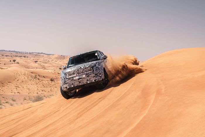Range Rover saat dites di medan gurun dekat Dubai, Uni Emirat Arab.