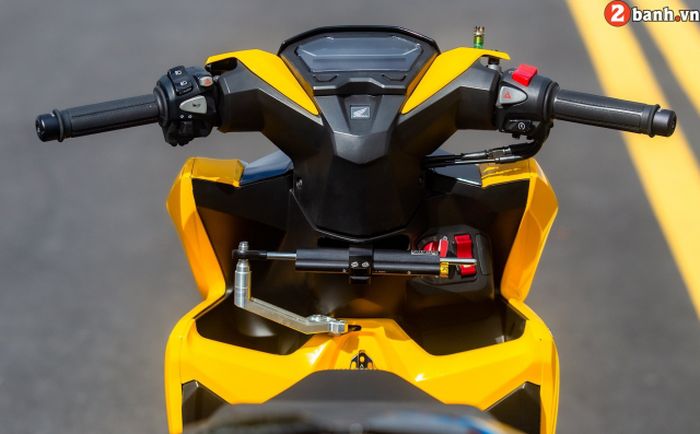 Tampilan area kokpitnya yang sudah dipasangi saklar CB650F dan steering damper