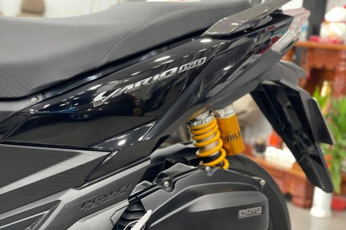 Suspensi belakang memakai shock Ohlins