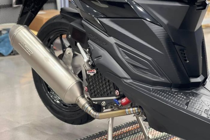 Sektor mesin mendapatkan exhaust system LeoVince 4Road