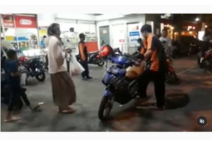 Tukang parkir ala valet di Yogyakarta