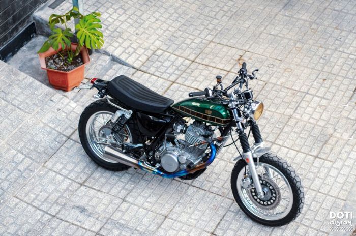 Restorasi modifikasi Yamaha SR400 yang mempesona