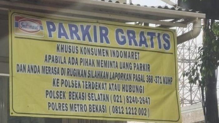 Spanduk PARKIR GRATIS yang dibentangkan salah satu Indomaret di kota Bekasi