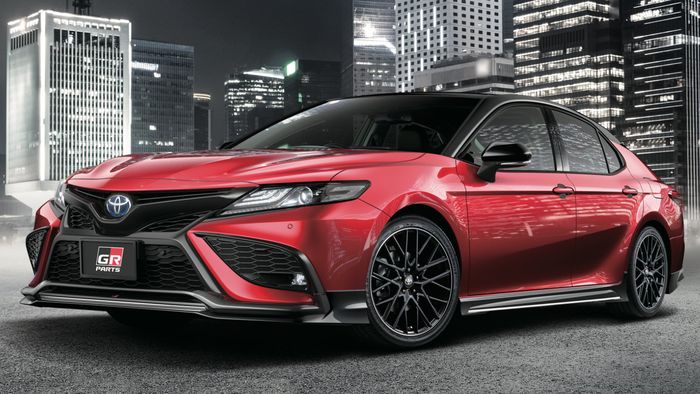 Modifikasi Toyota Camry facelift berlabel Black Edition ala Gazoo Racing