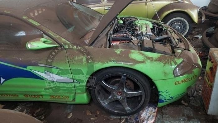 Tampak samping Mitsubishi Eclipse GS yang terbengkalai di Brasil.