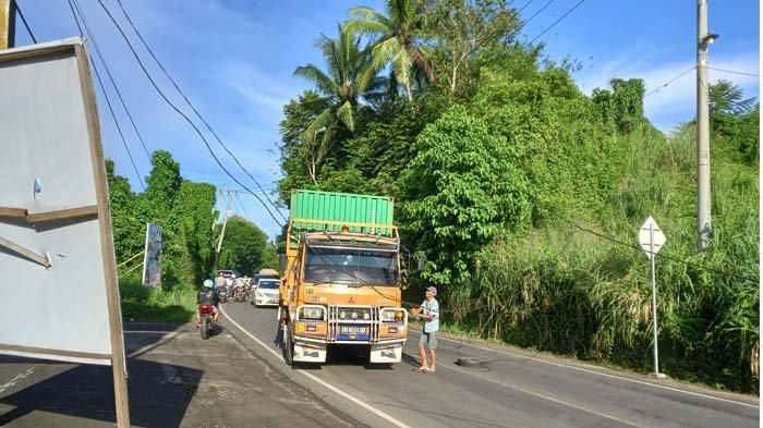 Truk kontainer yang kesusahan saat melewati Jalan Raya Manado-Bitung, Sabtu (30/10/2021).
