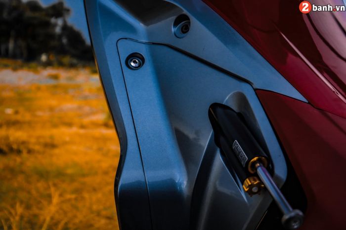 Di bagian sayapnya menyembul steering damper Ohlins