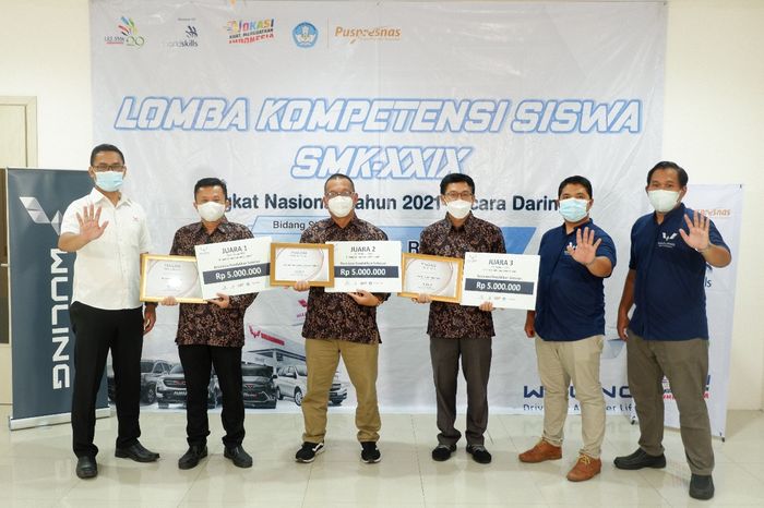 Wuling juga memberikan hadiah kepada tiga siswa SMK pemenang lomba tingkat nasional berupa, piagam penghargaan, merchandise Wuling dan beasiswa pendidikan.